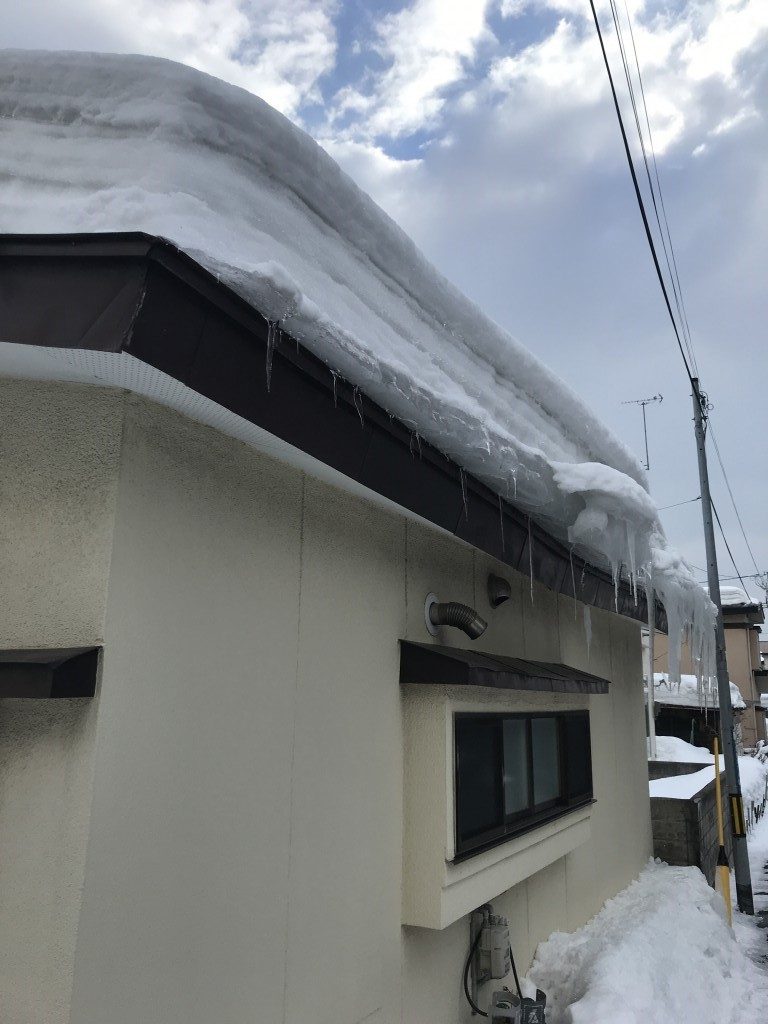 【弘前市】屋根の雪下ろしのご依頼☆高所作業も素早く対応してもらえたとお喜びいただけました。